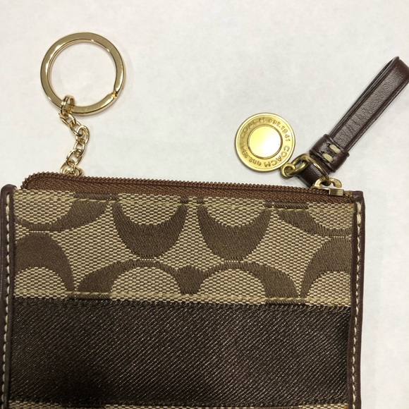 COACH zip change purse ,key ring & credit card 
 EXCELLENT CONDITION VERY CLEAN! - Picture 2 of 8